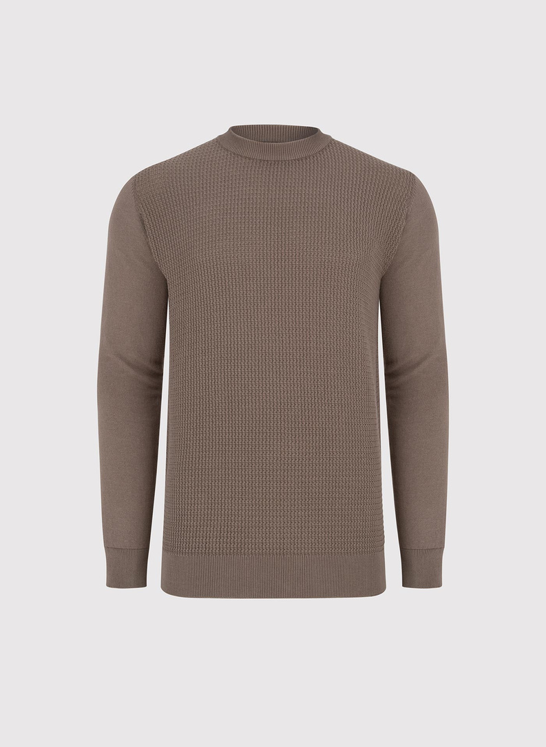 Brązowy sweter męski