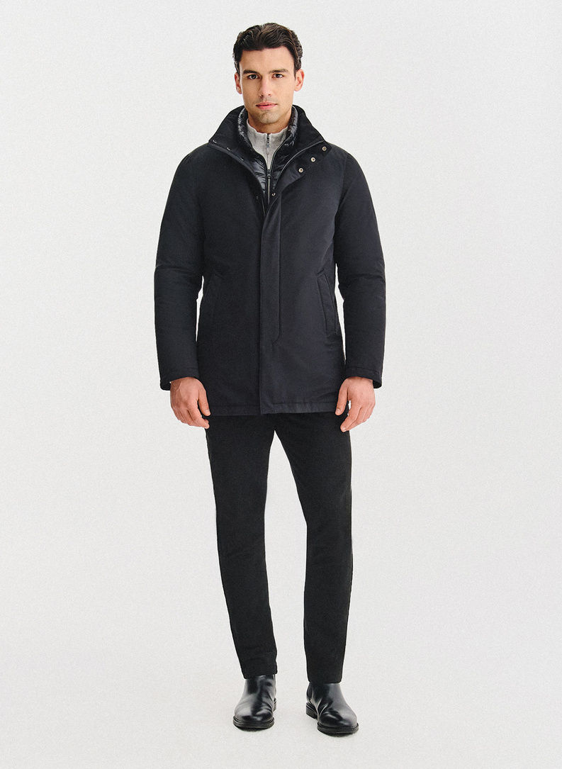 Czarna kurtka z odpinanym kołnierzem