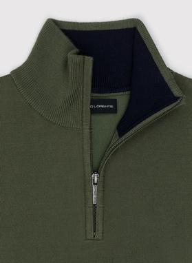 Zielony sweter z wysoką stójką zapinaną na zamek