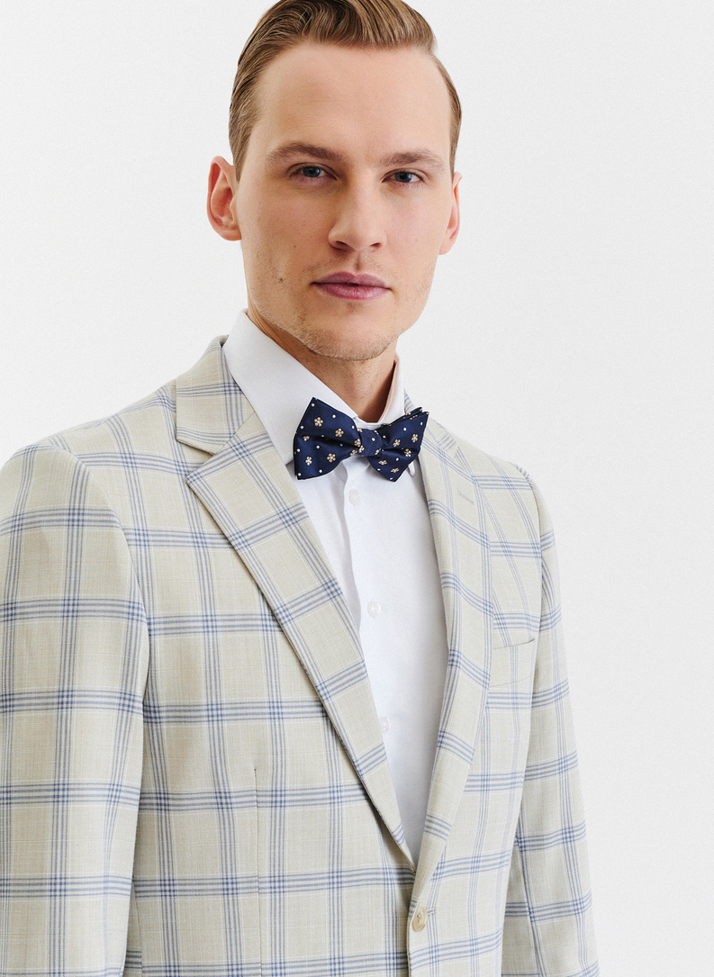 Beżowy garnitur w niebieską kratę