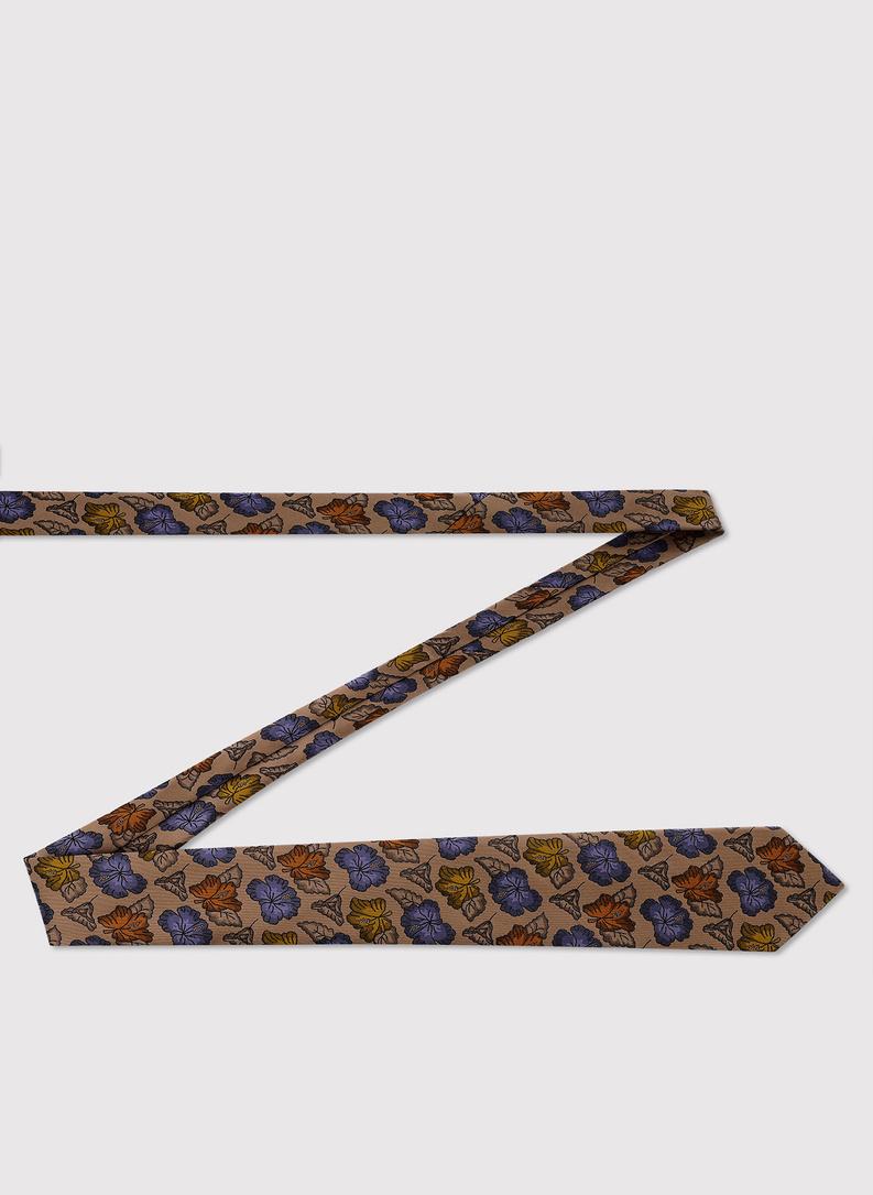 Beżowy krawat w jesienne liście