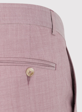 Różowy garnitur męski