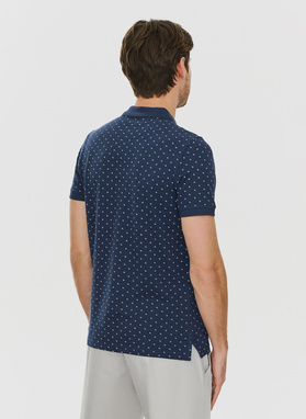 Granatowy t-shirt polo w geometryczny wzór