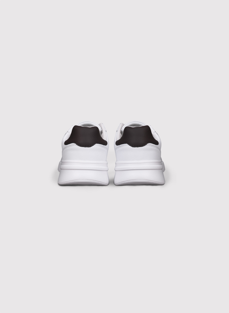 Białe sneakersy męskie z brązowym zapiętkiem
