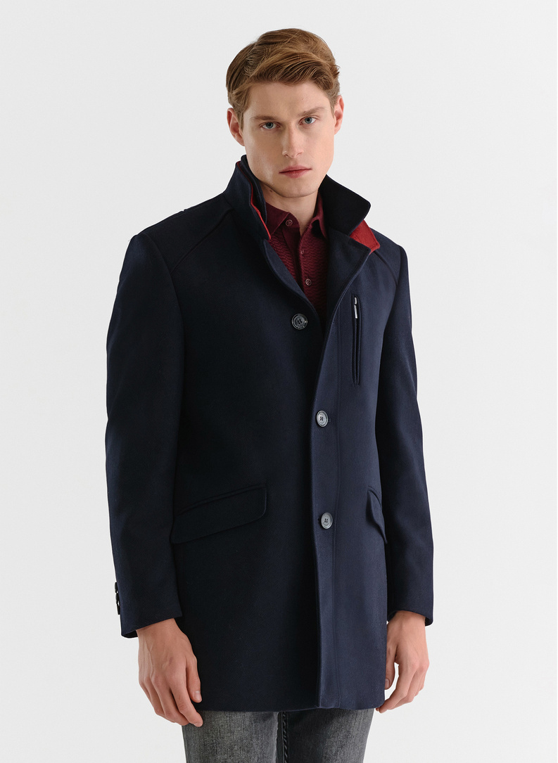 Granatowy płaszcz męski z podwójnym kołnierzem