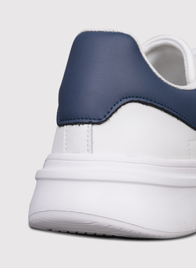 Białe sneakersy męskie z granatowym zapiętkiem