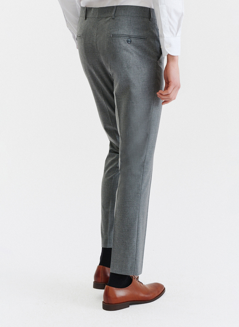 Gładki szary garnitur męski