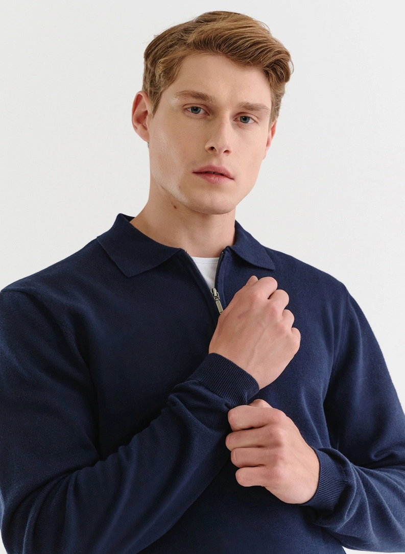 Granatowy sweter męski z kołnierzykiem