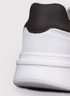 Białe sneakersy męskie z brązowym zapiętkiem