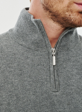 Szary sweter z wysoką stójką zapinaną na zamek