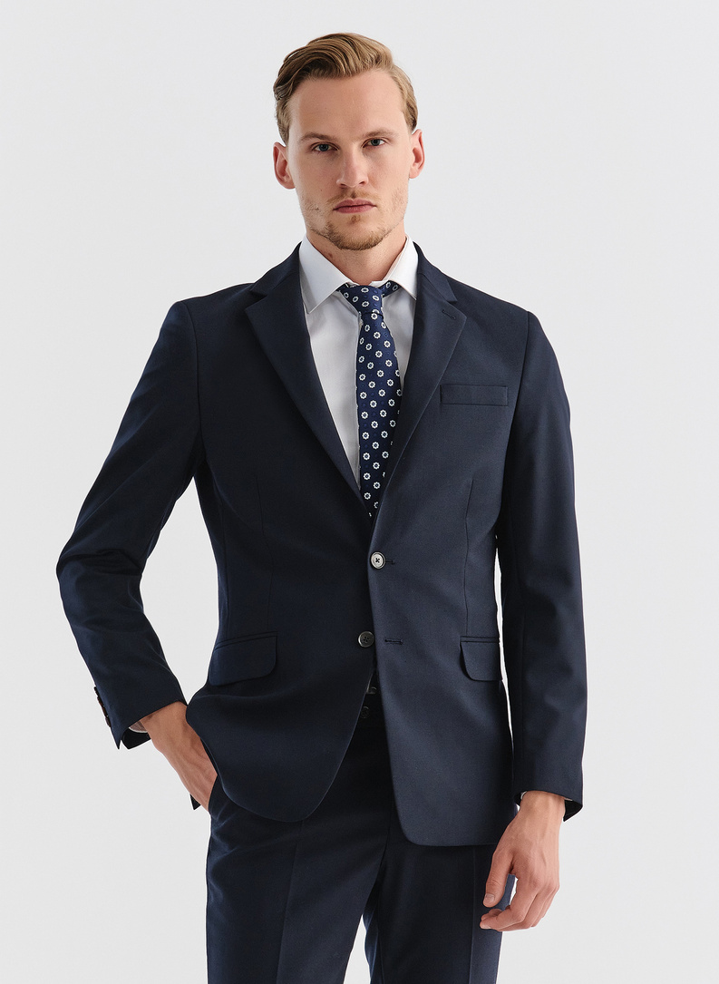 Gładki granatowy garnitur męski