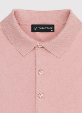 Różowy dzianinowy t-shirt polo