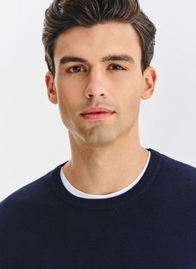 Granatowy sweter męski