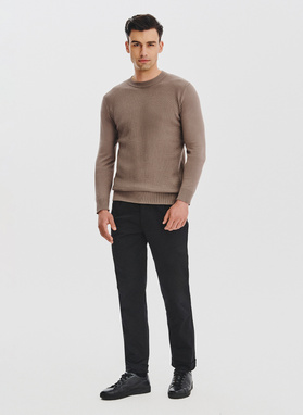 Brązowy sweter męski