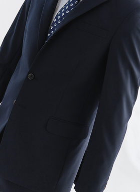 Gładka granatowa marynarka garniturowa