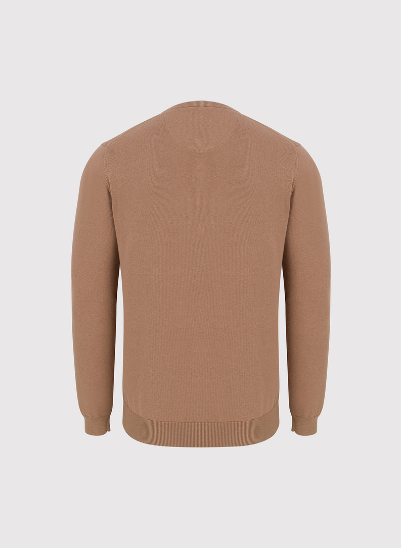 Kamelowy sweter męski w serek