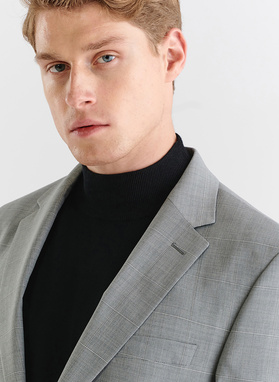 Szary garnitur męski w delikatną kratę