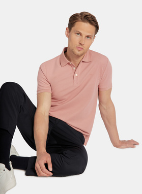 Różowy t-shirt polo na trzy guziczki