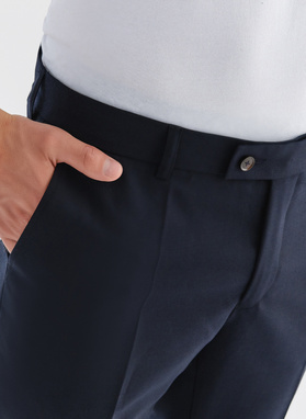 Gładkie granatowe spodnie garniturowe