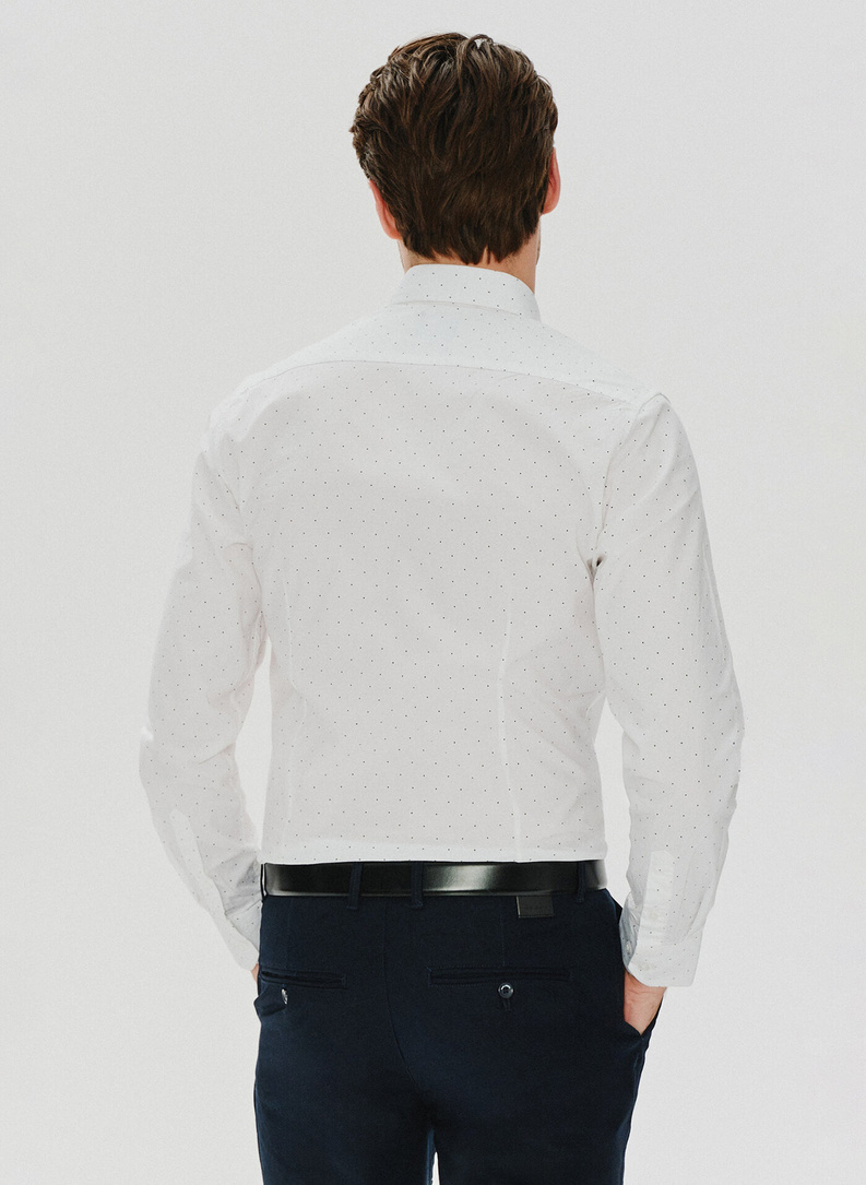 Biała koszula męska w czarne kropki