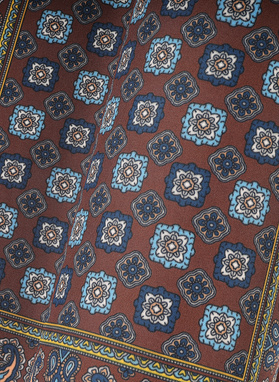 Brązowa poszetka w geometryczny wzór