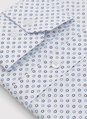 Biała koszula niebieskie trójkąty