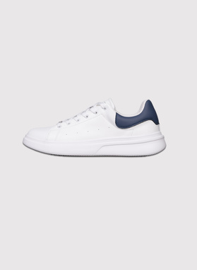 Białe sneakersy męskie z granatowym zapiętkiem