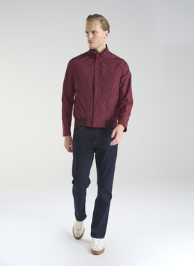 Czerwona krótka kurtka męska