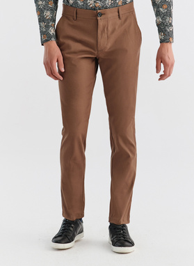 Jasnobrązowe spodnie męskie o kroju Slim Fit