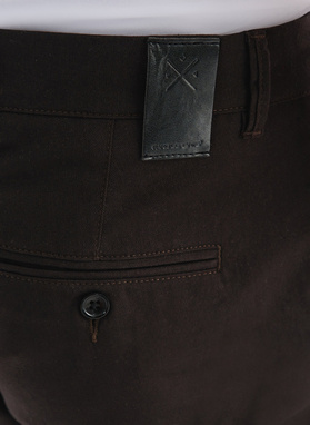 Ciemnobrązowe spodnie męskie o kroju Slim Fit