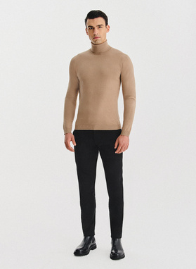 Beżowy gładki golf męski