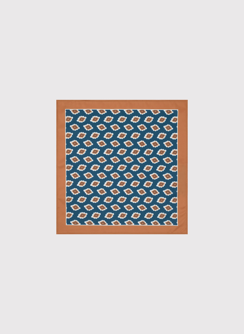 Niebieska poszetka męska ze wzorem na całej powierzchni