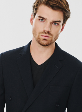 Granatowa dwurzędowa marynarka męska