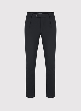 Czarne spodnie z zaszewkami