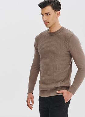 Brązowy sweter męski