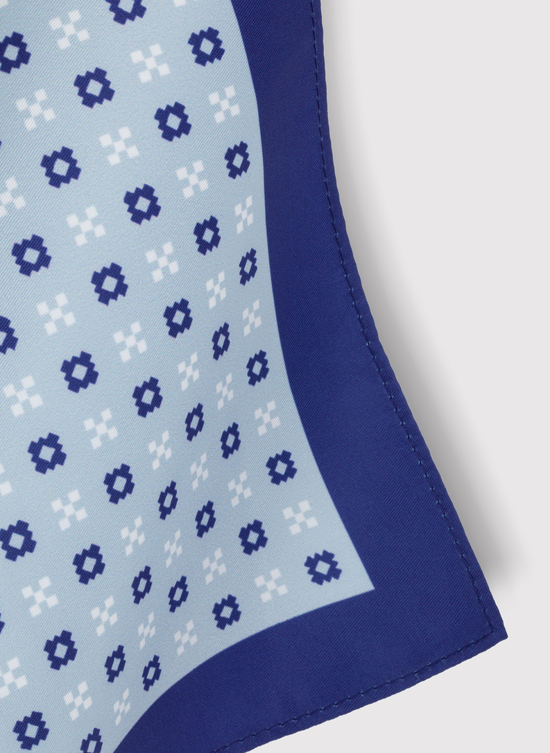 Niebieska poszetka we wzorki