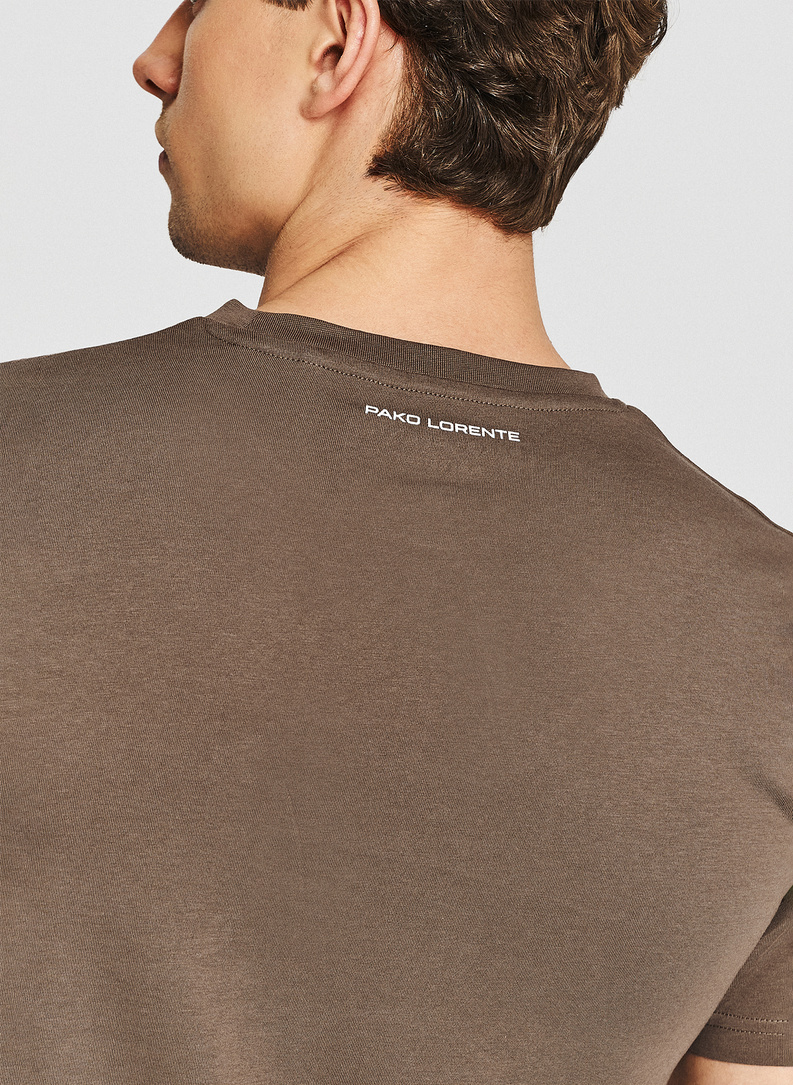 Brązowy bawełniany t-shirt z kieszonką