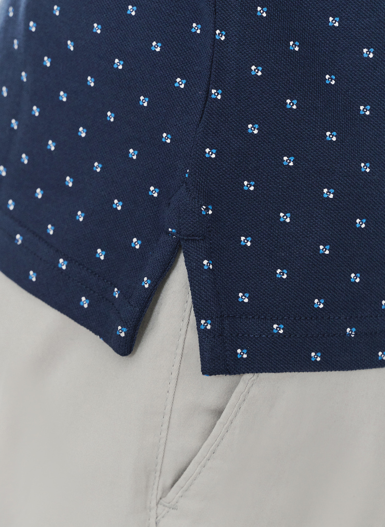 Granatowy t-shirt polo w geometryczny wzór