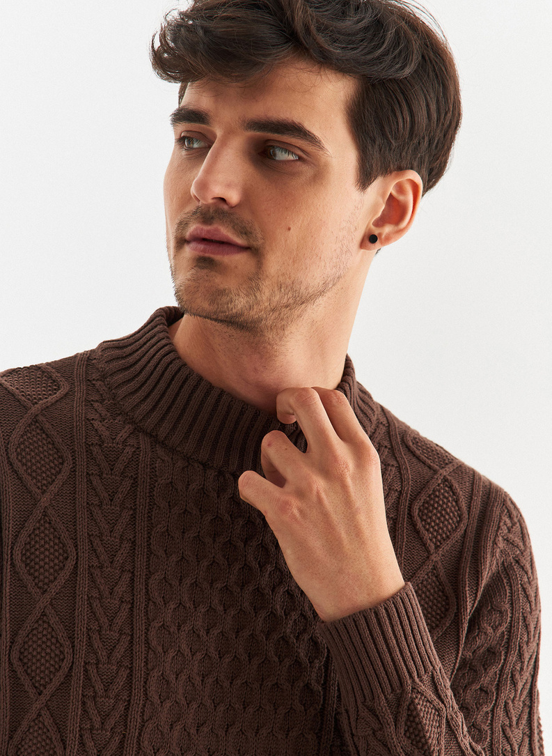 Półgolf z warkoczowym splotem w kolorze brązowym