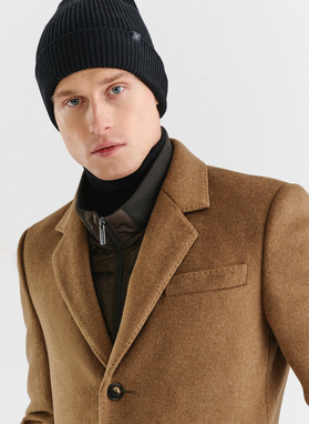 Kamelowy płaszcz męski z odpinaną stójką