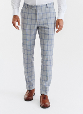 Szary garnitur męski w niebiesko-białą kratę