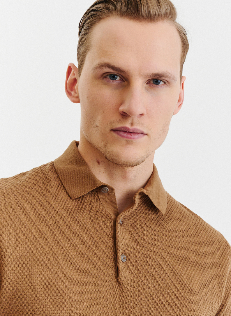 T-shirt polo o ciekawej fakturze w kolorze ciepłego brązu