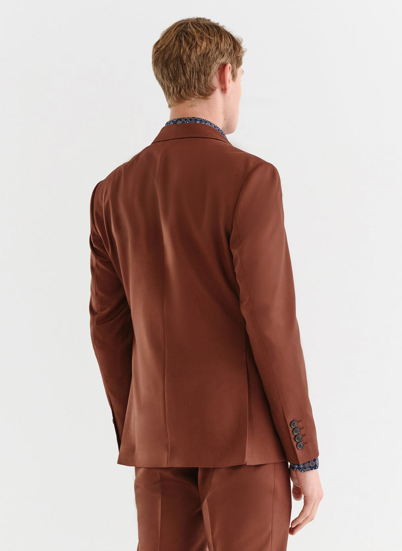 Gładki brązowy garnitur męski