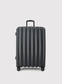 Duża czarna walizka ze żłobieniami