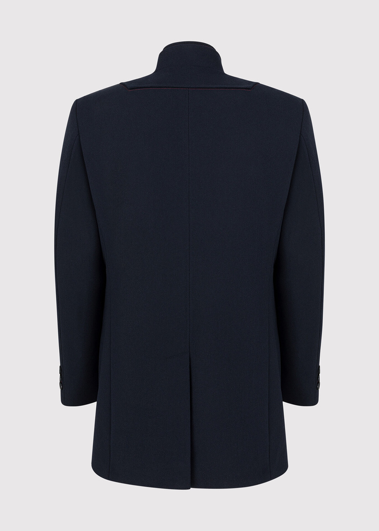 Granatowy płaszcz męski z podwójnym kołnierzem