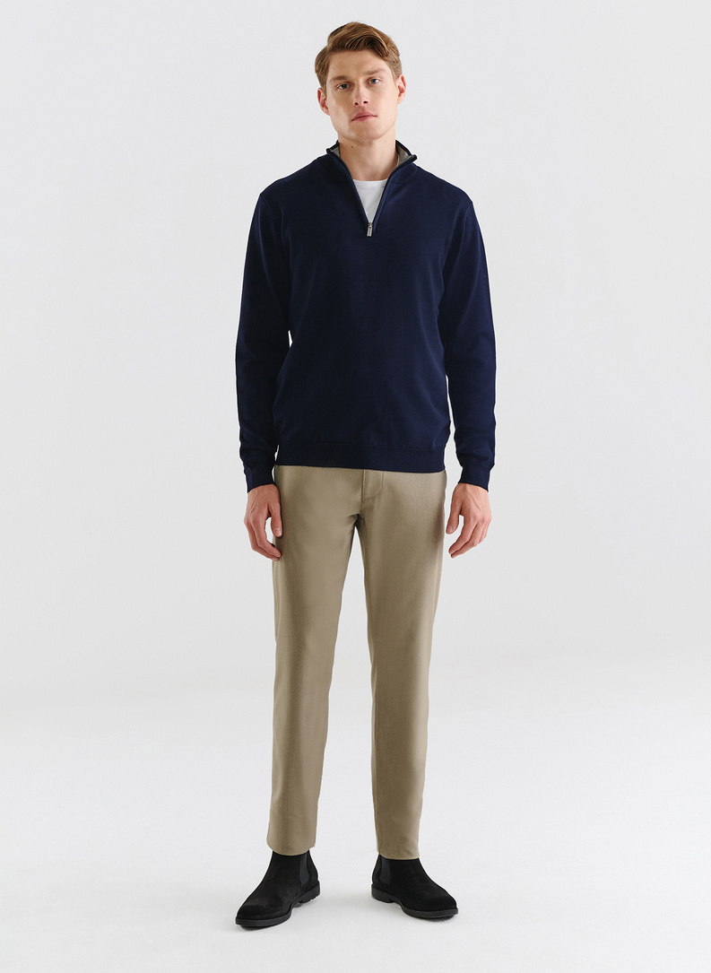 Granatowy sweter z wysoką stójką zapinaną na zamek