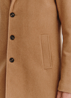 Beżowy płaszcz męski z odpinanym kołnierzem