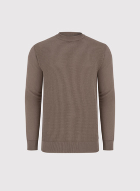 Brązowy sweter męski