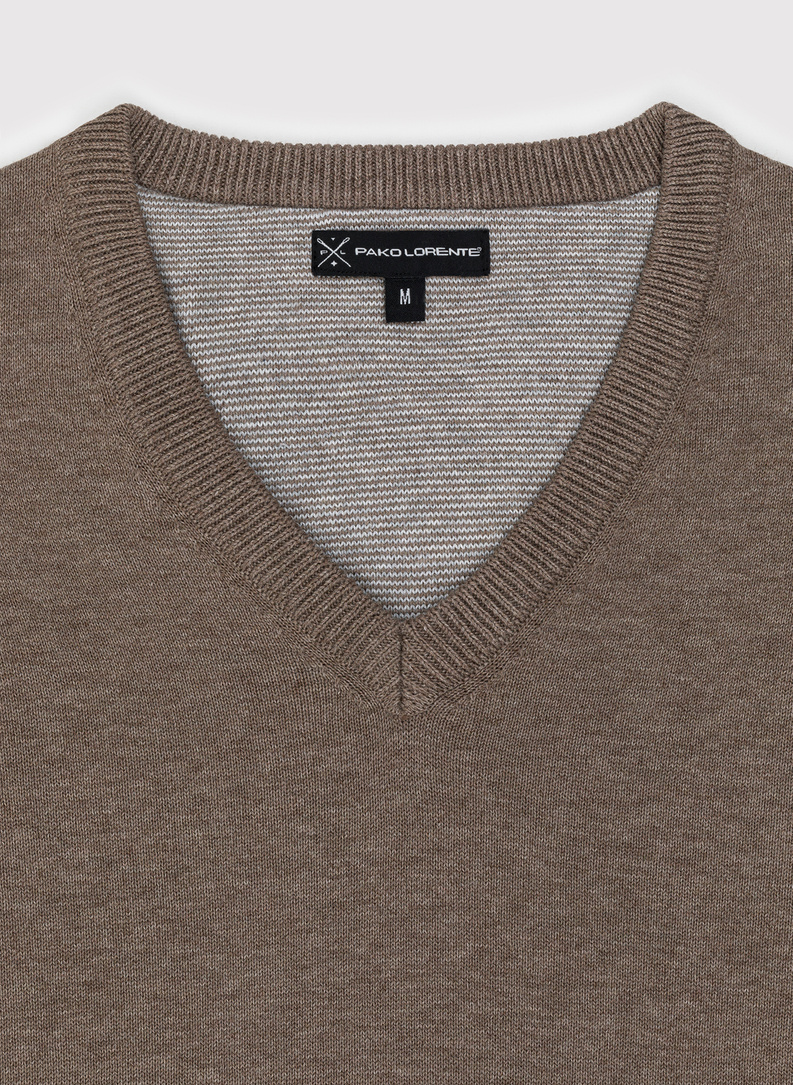 Beżowy gładki sweter męski z dekoltem w serek