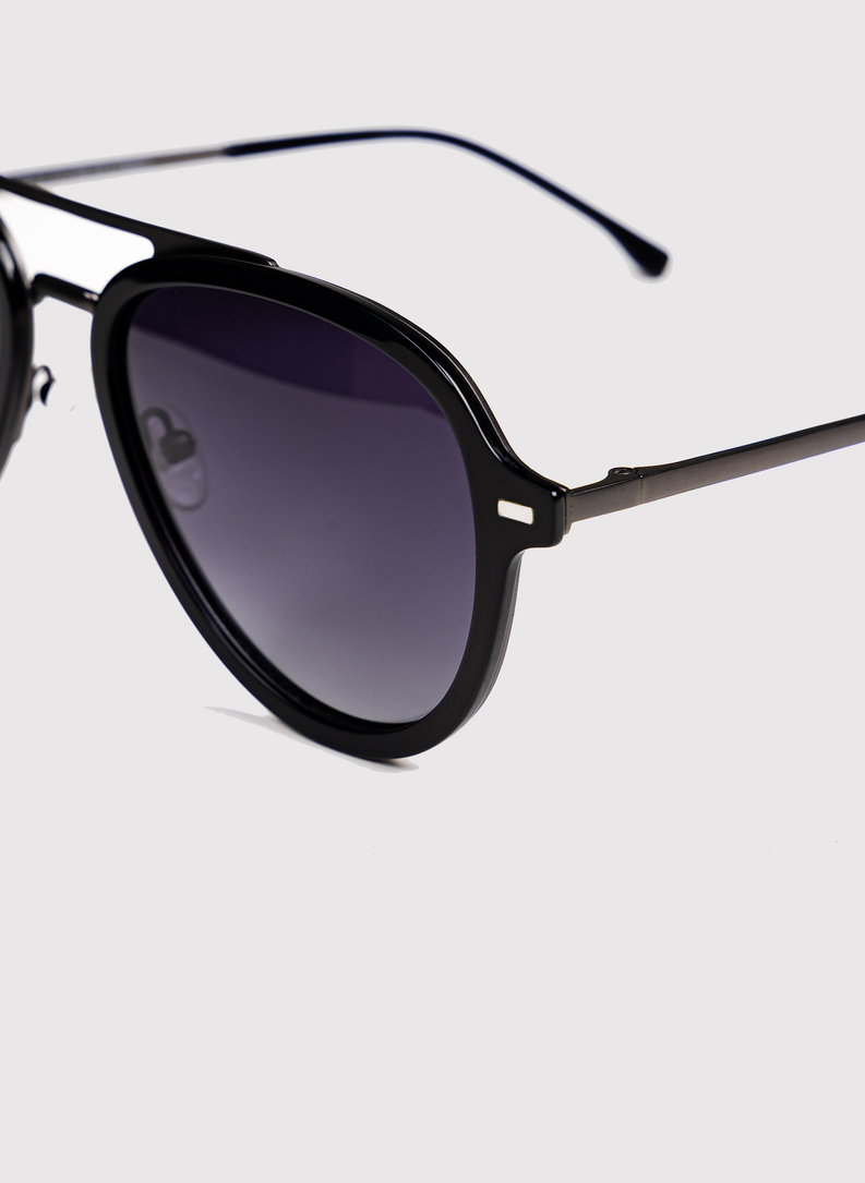 Czarne okulary przeciwsłoneczne pilotki